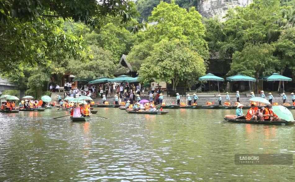 The boat rowing profession at Trang An Eco-tourism Area (Ninh Binh), although hard, brings stable income to workers. Photo: Nguyen Truong