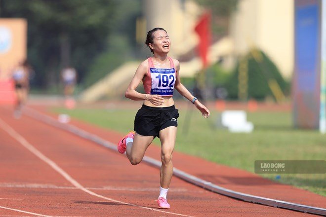 L'athlète Lê Thị Tuyết participe aux épreuves de prédilection du groupe d'âge U23 au Championnat national d'athlétisme U20, U23 2026. Photo: Hoàng Tùng