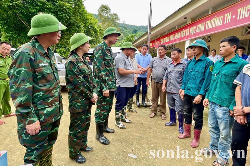 Units report on the actual damage and storm recovery work in Lay village, Muoi Noi commune (Son La). Photo: Son La Provincial e-Portal