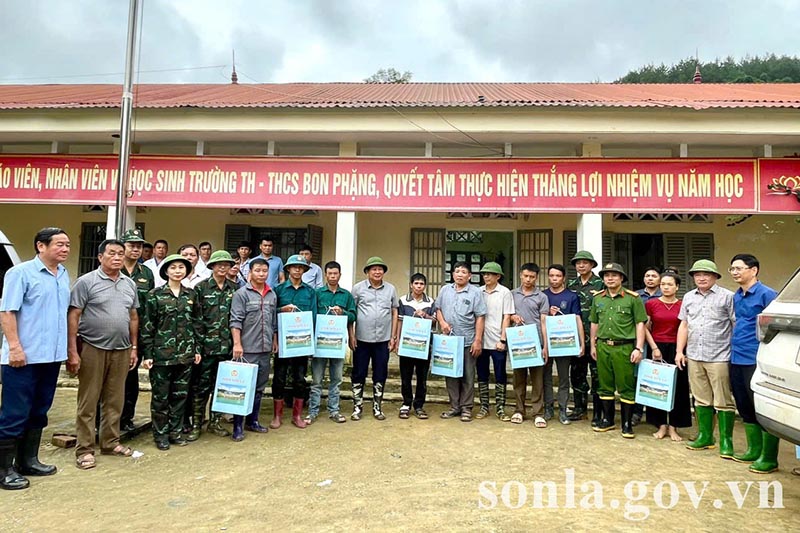 Các đơn vị báo cáo thực trạng thiệt hại và công tác khắc phục do mưa bão tại bản Lẩy, xã Muổi Nọi (Sơn La). Ảnh: Cổng TTĐT tỉnh Sơn La