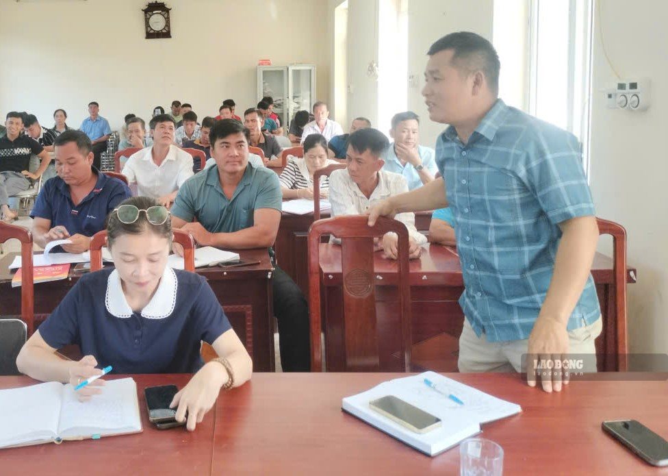 Trưởng thôn kiêm Phó Bí thư Chi bộ và Thôn đội trưởng thôn Chiềng Cang, xã Đức Nhàn Xa Văn Đạt (người đứng) cho biết đã được nhận phụ cấp mới. Ảnh: Nhân vật cung cấp
