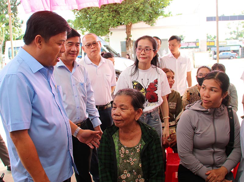 Secretary of Dak Lak Provincial Party Committee Luong Nguyen Minh Triet (far left) visits and exchanges with people coming for health check-ups at Cu Kuin Medical Center. Photo: Dak Lak Provincial e-Portal