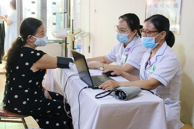Nhân viên y tế Bệnh viện Đại học Tây Nguyên thực hiện khám, kiểm tra sức khỏe cho người dân. Ảnh: Cổng TTĐT tỉnh Đắk Lắk