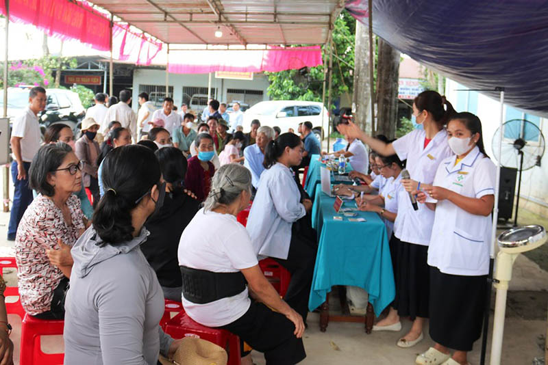 Đông đảo người dân đến khám sức khỏe tại điểm khám của Trung tâm Y tế Cư Kuin (Đắk Lắk). Ảnh: Cổng TTĐT tỉnh Đắk Lắk