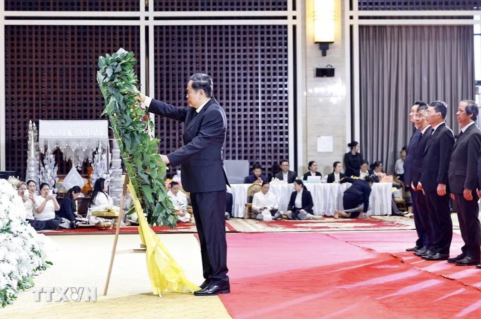 Politburo Member, National Assembly Chairman Tran Thanh Man leads a high-level delegation of the Party and State of Vietnam to pay respects to Politburo Member, National Assembly Chairman of Laos Saysomphone Phomvihane. Photo: VNA