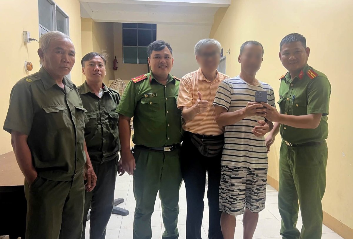 Foreign tourists emotionally receive back dropped phones in Mui Ne. Photo: Police provided