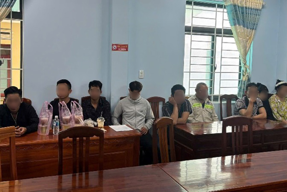 Những người liên quan đến vụ hỗn chiến tại cơ quan công an. Ảnh: Công an cung cấp