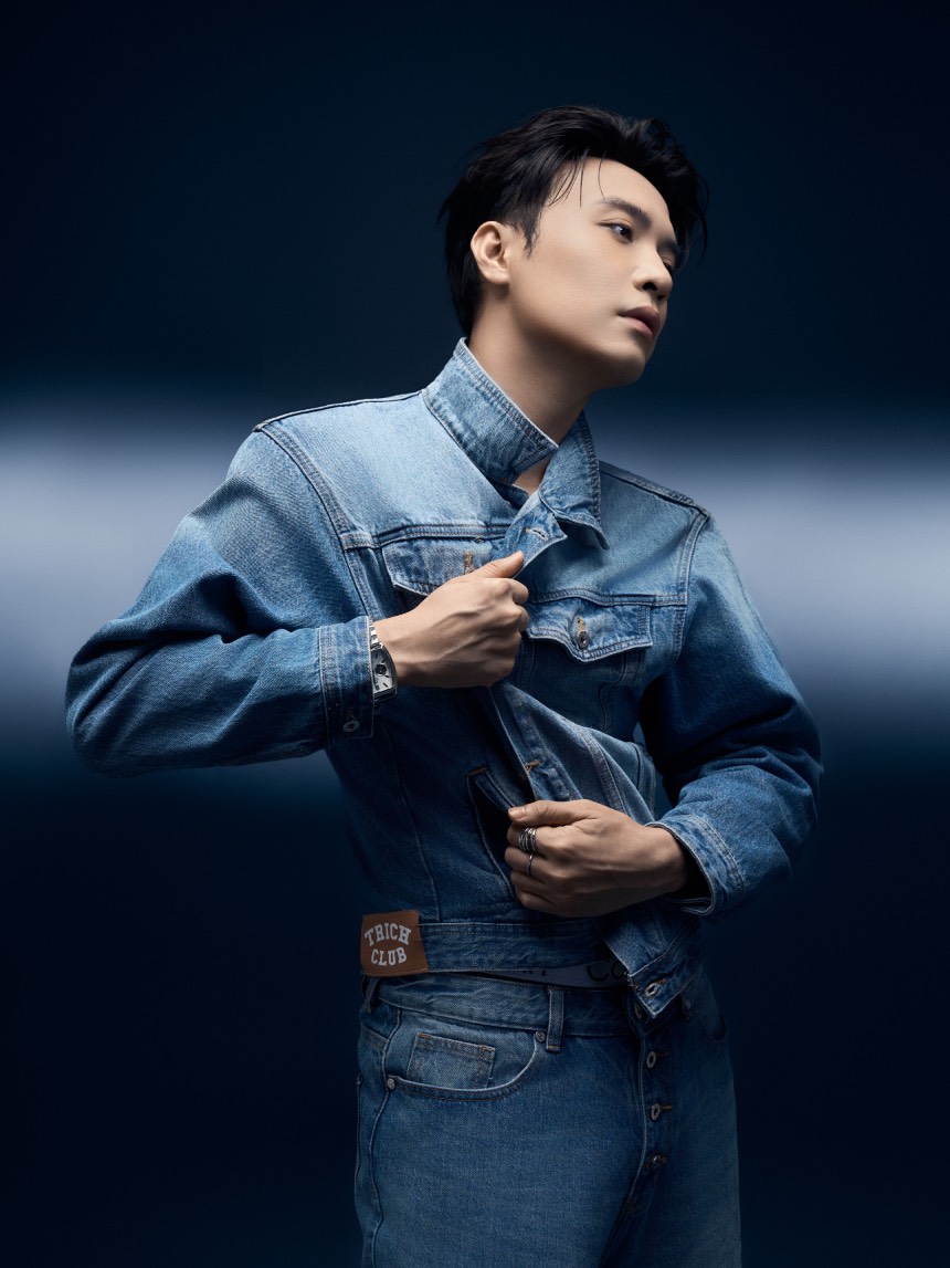 Với Phạm Anh Duy, những gì xảy đến trên con đường âm nhạc dường như không hoàn toàn là ngẫu nhiên mà mang theo một sự dẫn dắt đặc biệt. Anh tin tình cảm của khán giả và sự phù trợ từ người cha đã khuất là nguồn động lực giúp mình vững tin với lựa chọn này. Ảnh: Nghệ sĩ cung cấp. 