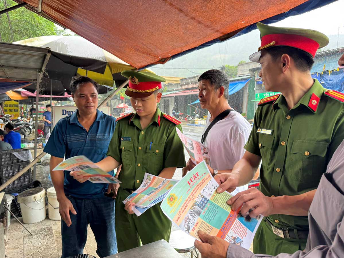 Minh Tan Commune Police propagate and guide people on fire prevention and fighting skills at the commune's central market. Photo: Tuyen Quang Provincial Police