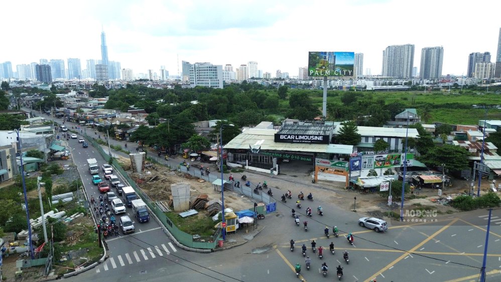 Nhánh cầu N1.2 nối từ đường Lương Định Của lên cao tốc đang vướng mặt bằng. Ảnh: Anh Tú
