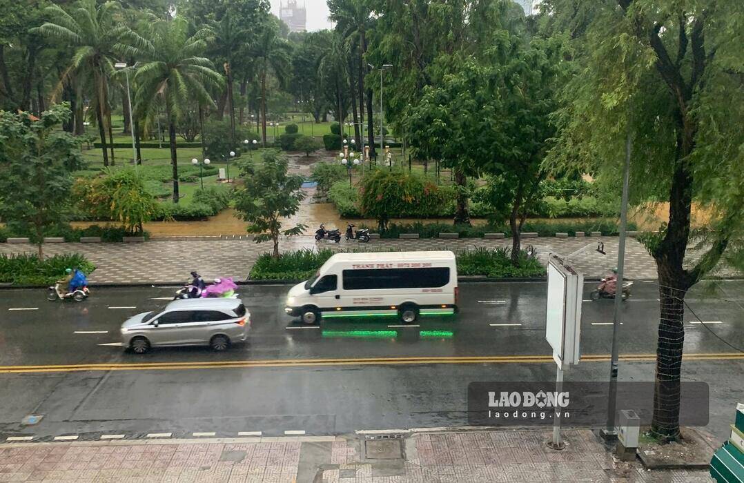 Rainstorms appear in many areas of Ho Chi Minh City in the afternoon of September 8. Photo: Thai Bao