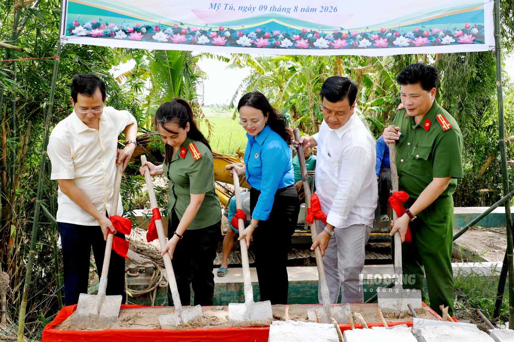 Delegates perform the groundbreaking ceremony. Photo: Ta Quang