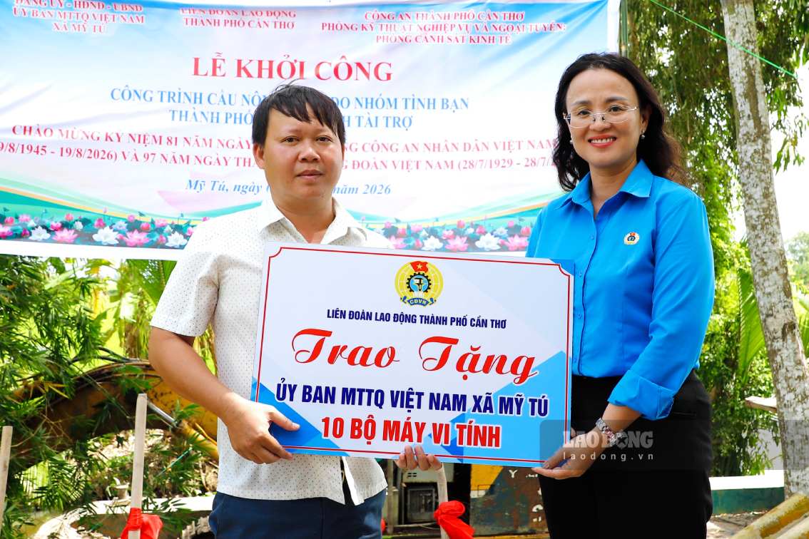 LĐLĐ TP Cần Thơ trao tặng địa phương 10 bộ máy vi tính nhằm bổ sung trang thiết bị phục vụ công tác. Ảnh: Tạ Quang