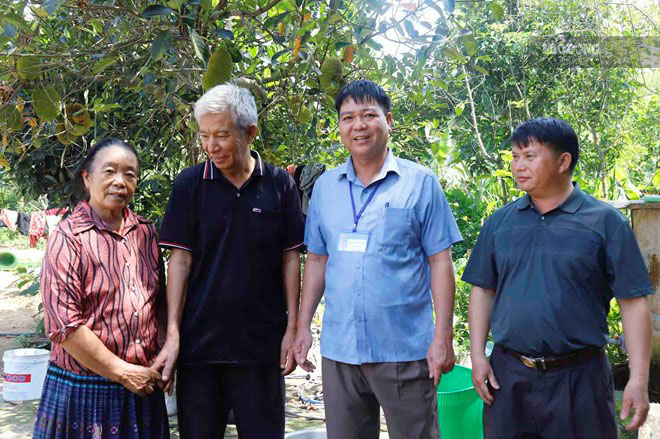 Las personas de prestigio entre las minorías étnicas en la comuna de Ea Rieng (Dak Lak) son un puente entre el gobierno y el pueblo. Foto: Bao Lam