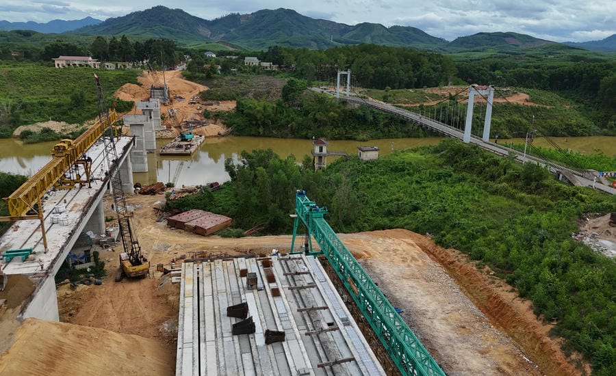 Construction of Binh Thanh bridge to replace the old Binh Thanh suspension bridge. Photo: Nguyen Luan