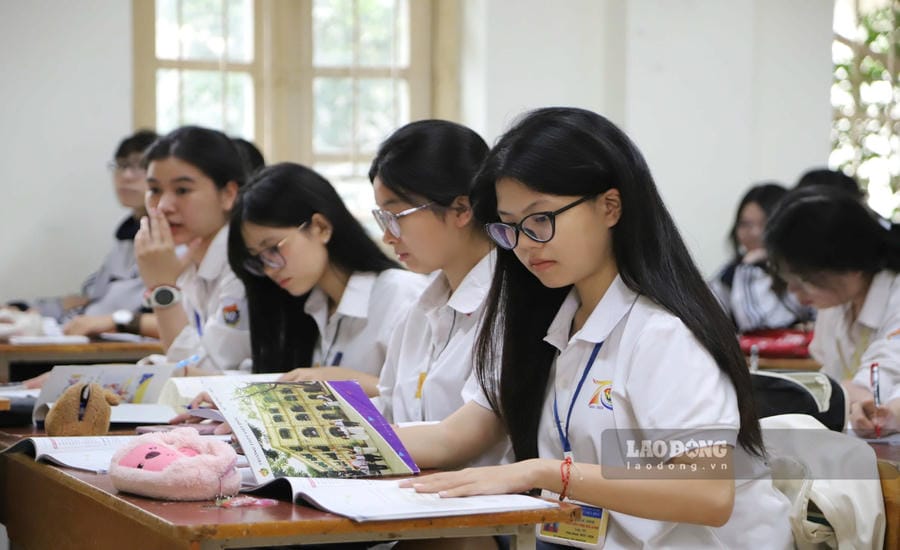 An hour of class for high school students in Hanoi. Photo: Tuong Van