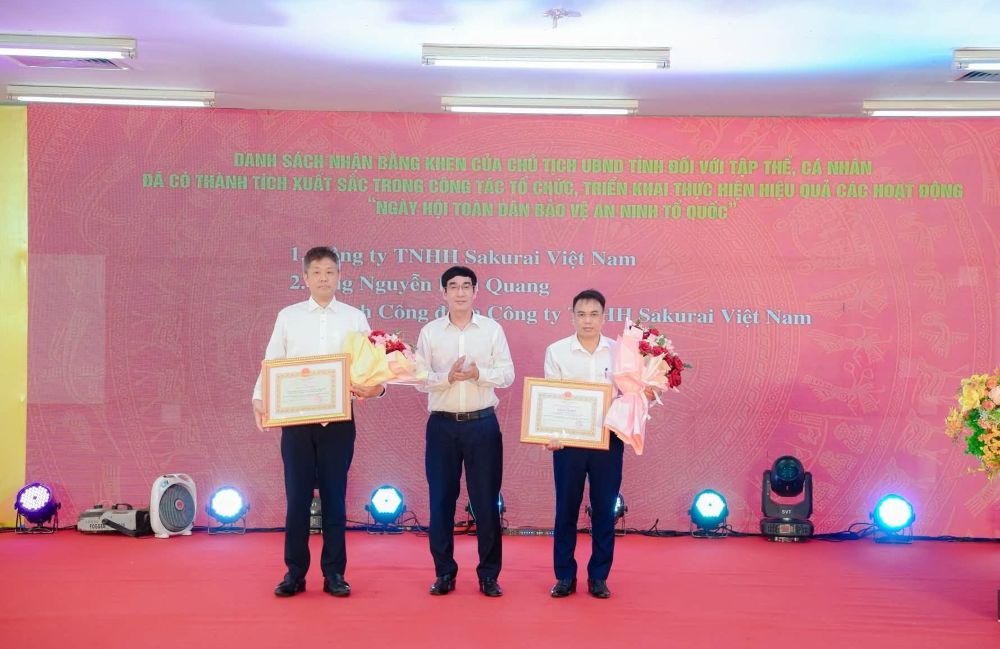 Awarding Certificates of Merit from the Chairman of Thanh Hoa Provincial People's Committee to Sakurai Vietnam Co., Ltd. and the Chairman of the Trade Union of Sakurai Vietnam Co., Ltd. Photo: Trade Union of the Company provided