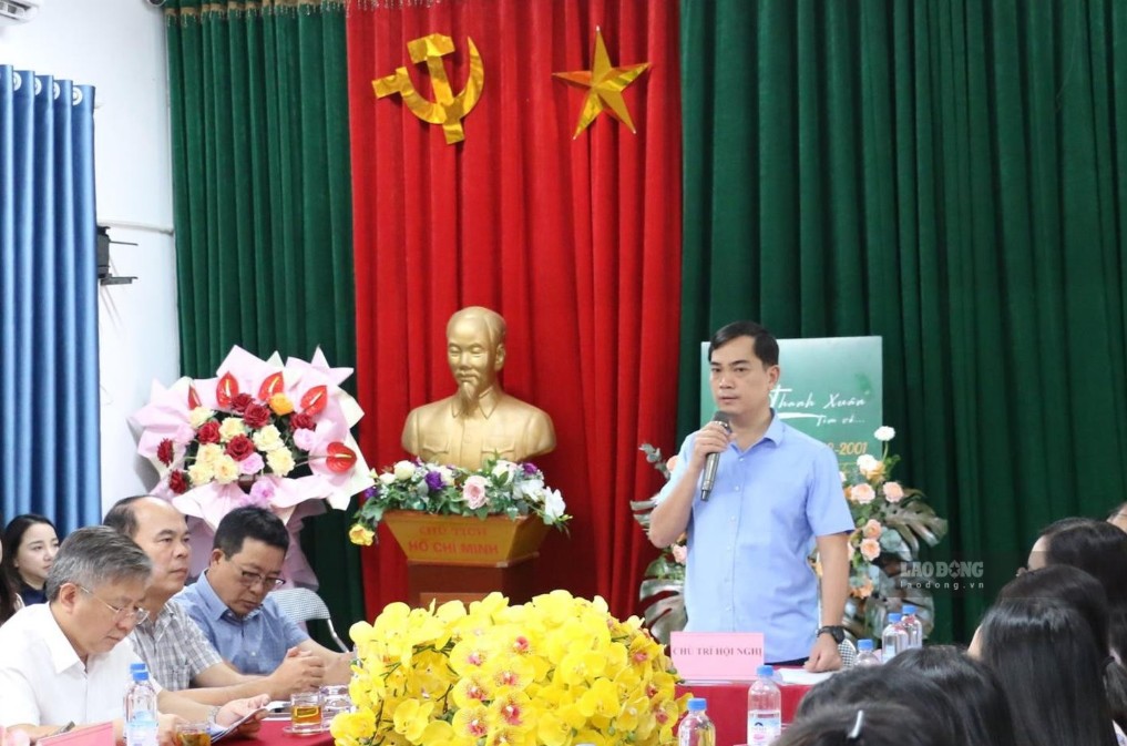 Mr. Nguyen Van Khoa - Member of the Provincial Party Committee Executive Committee, Director of Nghe An Department of Education and Training speaks at the working session with the collective of officials and teachers of Tran Quoc Hoan High School. Photo: Duy Chuong