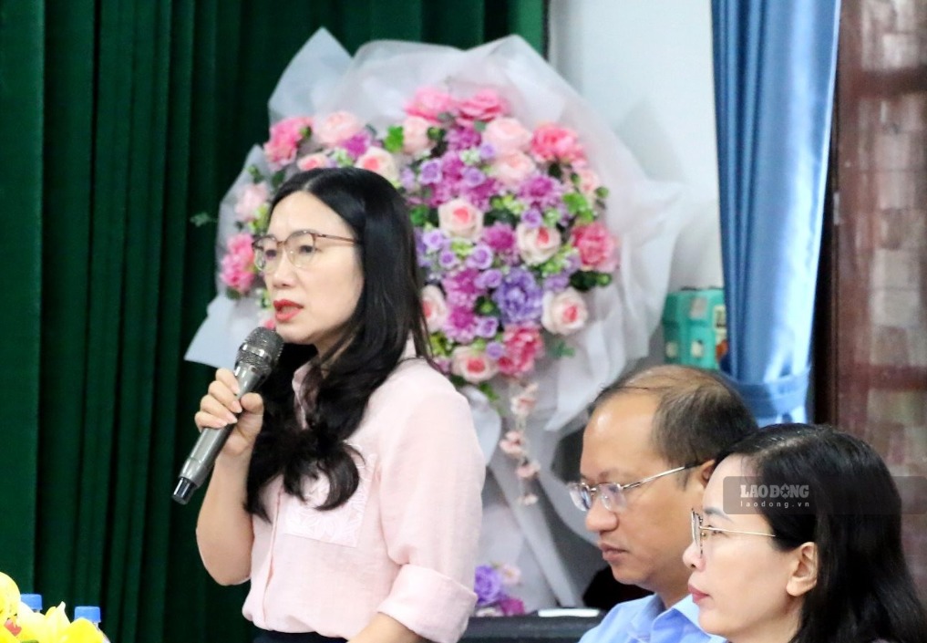Bà Trần Thị Thu Hiền - quyền Hiệu trưởng Trường PT Trần Quốc Hoàn phát biểu tại buổi làm việc. Ảnh: Duy Chương