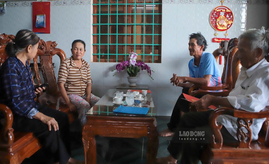 People in Tan Hoa Nam and Hoa Dai villages reflect on inadequacies in the payment of post-storm support in Hoa Hoi commune. Photo: Hoai Luan