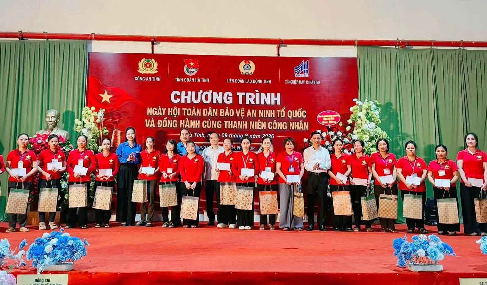 Giving gifts to people in difficult circumstances at the program "All people protect national security and accompany young workers in 2026" at Ha Tinh Garment Enterprise 10. Photo: Ha Tinh Trade Union