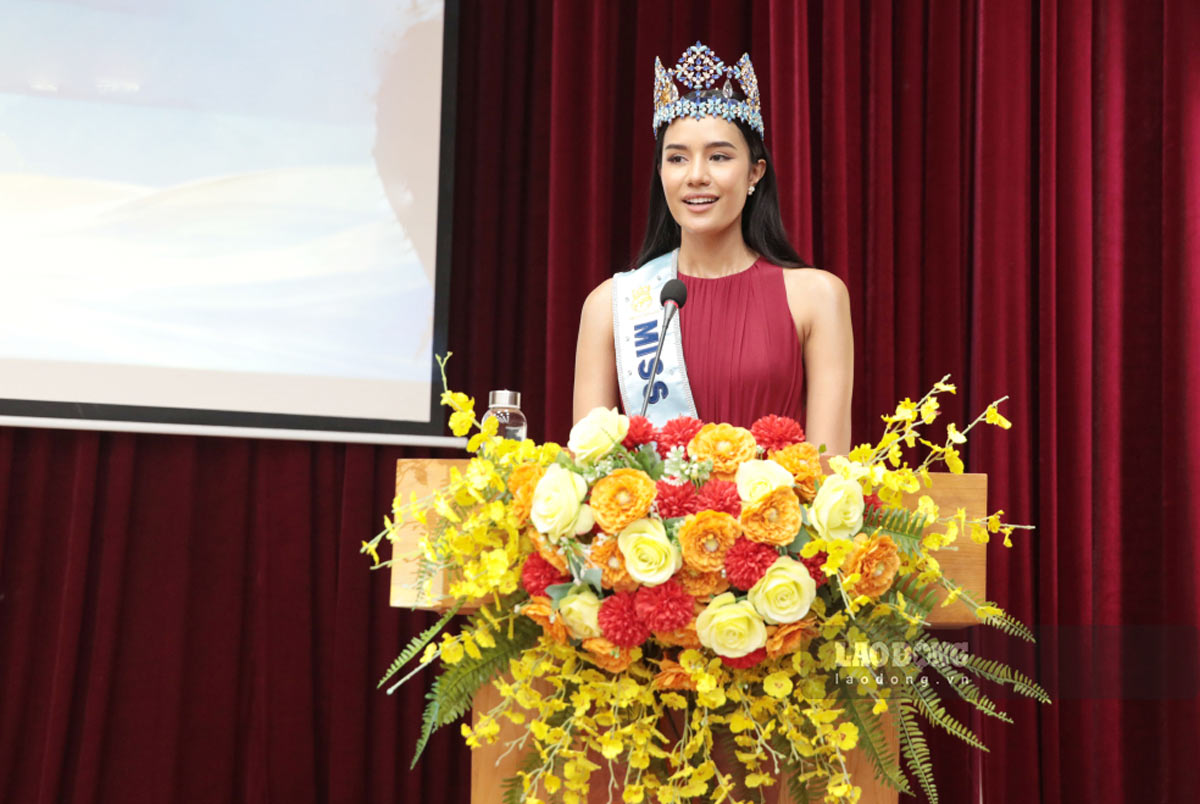 Hoa hậu Thế giới 2025 phát biểu tại chương trình. Ảnh: Đoàn Hưng