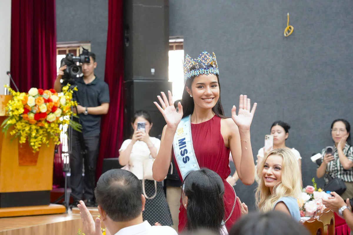 Incumbent Miss World 2025 Opal Suchata at the program to visit and give gifts to children at the Quang Ninh Provincial Social Assistance Center. Photo: CDC Quang Ninh