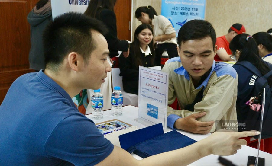 Muchos trabajadores mayores de 40 años participan en la feria de empleo organizada por el Centro de Servicios de Empleo de Hanoi. Foto: Quỳnh Chi