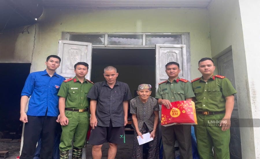Mr. Hoang Van Thuc, Head of Hop Nhat village, Thanh Thinh commune, Thai Nguyen province (left cover). Photo: Character provided