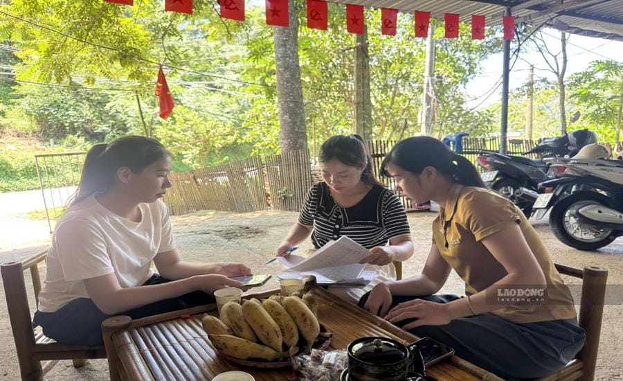 Chị Lăng Thị Thơ (bìa phải), Trưởng thôn Đoàn Kết, xã Na Sầm, tỉnh Lạng Sơn trao đổi công việc với người dân. Ảnh: Khánh Linh