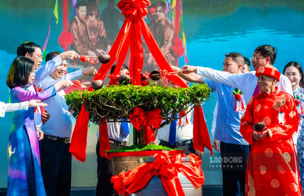 Nghi lễ “Khởi sinh” tưới nước cho cây chè, một nghi thức quan trọng trong lễ khai mạc. Ảnh: Đinh Hùng