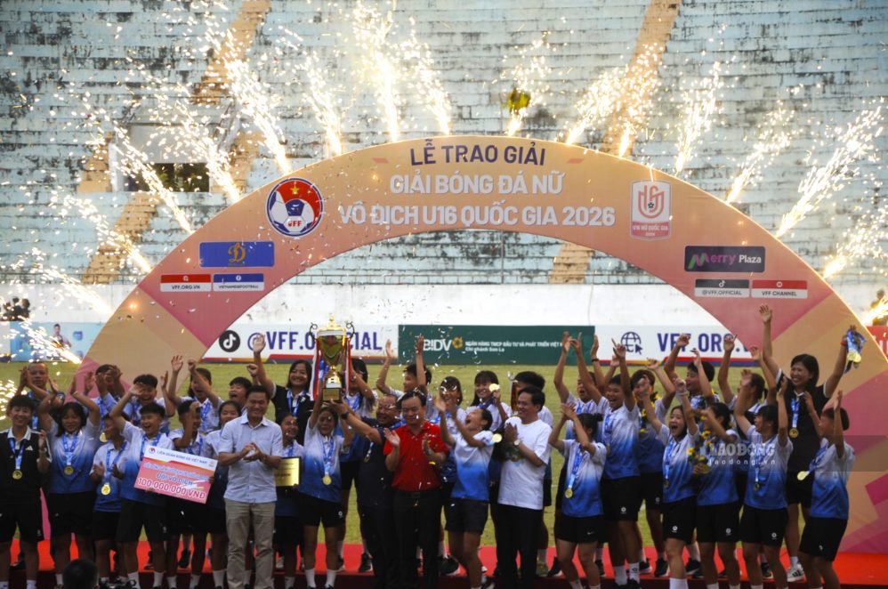 Delegates of the Vietnam Football Federation and Son La province present the championship cup to the Phong Phu Ha Nam U16 women's team. Photo: Truong Son