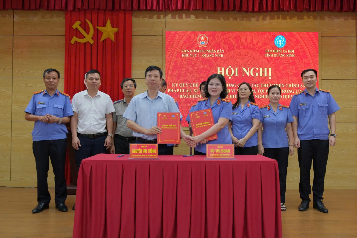 Lễ ký kết quy chế phối hợp BHXH tỉnh Quảng Ninh và VKS Quảng Ninh - Khu vực 1 về việc phòng ngừa vi phạm liên quan hành vi gian lận, trục lợi, chậm đóng, trốn đóng bảo hiểm xã hội. Ảnh: VKSND tỉnh Quảng Ninh