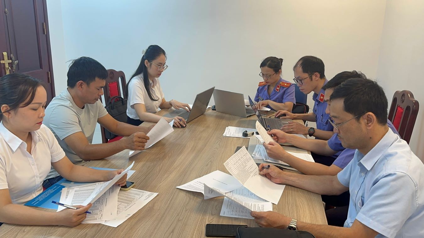 Quang Ninh Provincial People's Procuracy coordinates with Quang Ninh Provincial Social Insurance to work with businesses owing insurance. Photo: Quang Ninh Provincial People's Procuracy