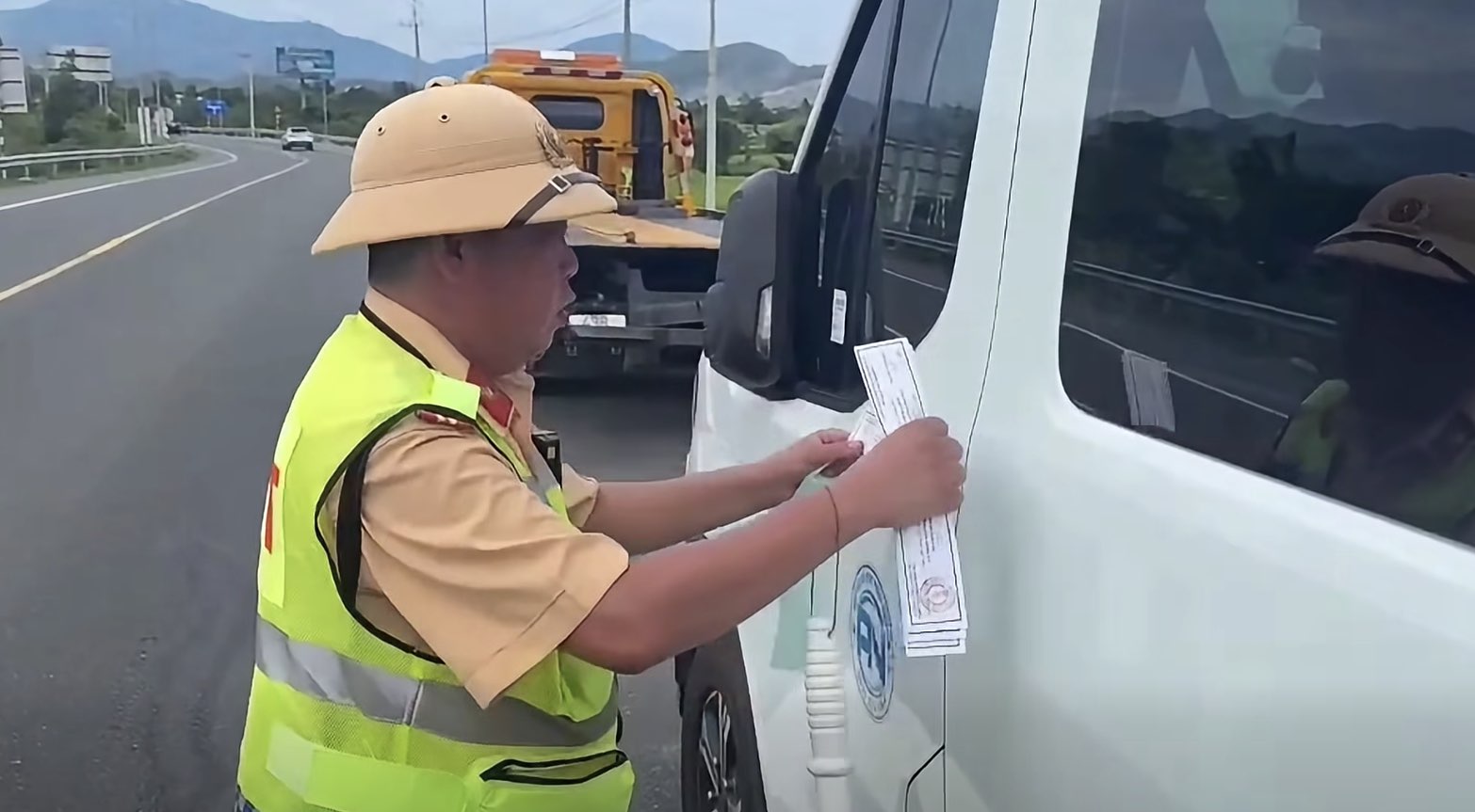 Driving a 16-seater passenger car with a wrong driver's license on the highway, the owner and driver were recorded by functional forces and fined 77 million VND. Photo: Traffic Police Department