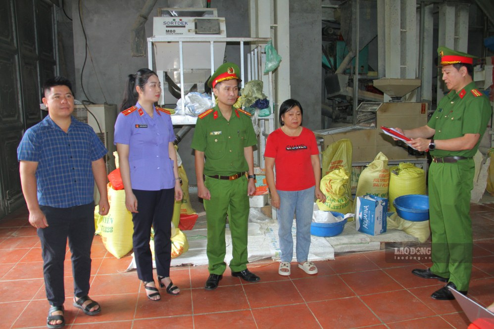 The Investigation Police Agency of Lao Cai Provincial Police issued a decision to prosecute a criminal case and prosecute the defendant for the crime of "Producing and trading in counterfeit food". Photo: Quynh Trang