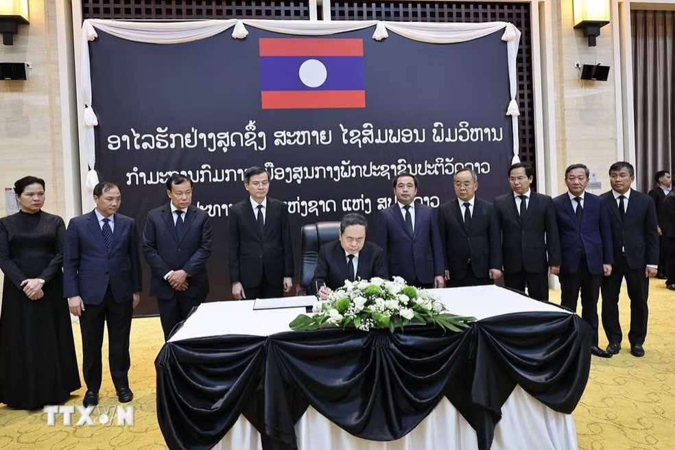 Politburo Member, National Assembly Chairman Tran Thanh Man wrote in the mourning book, expressing boundless mourning for the passing of the late Lao National Assembly Chairman Saysomphone Phomvihane, a close and attached friend of the Party, State, National Assembly and people of Vietnam. Photo: VNA