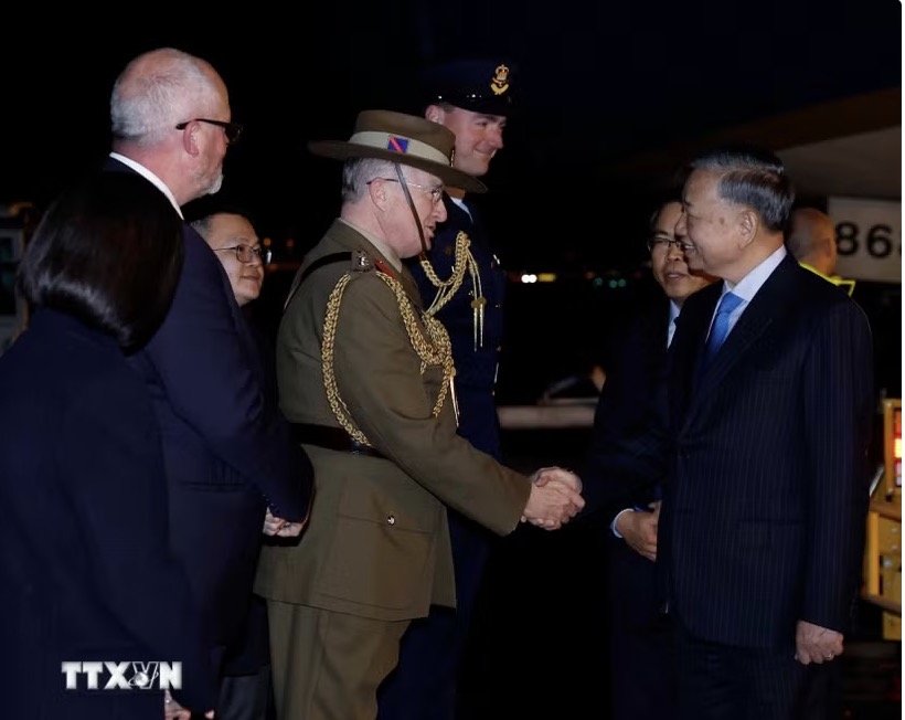 Australian officials welcome General Secretary and President To Lam at Sydney Kingsford Smith International Airport. Photo: VNA