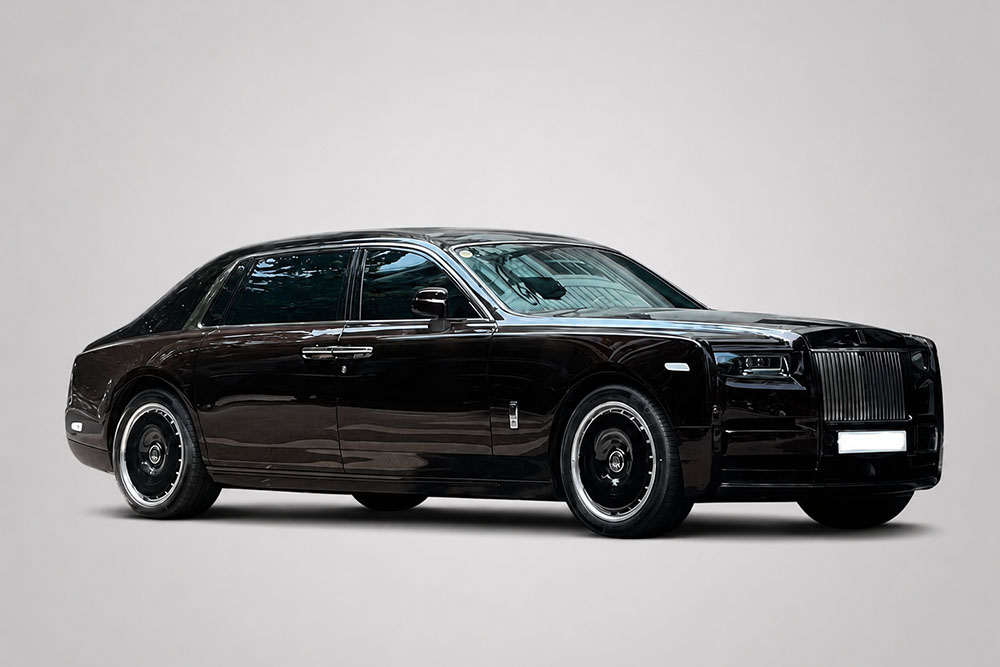 Rolls-Royce Phantom VIII Series II stands out with a dark paint color with a color change effect under light. Graphics: Thanh Vu / Created by AI