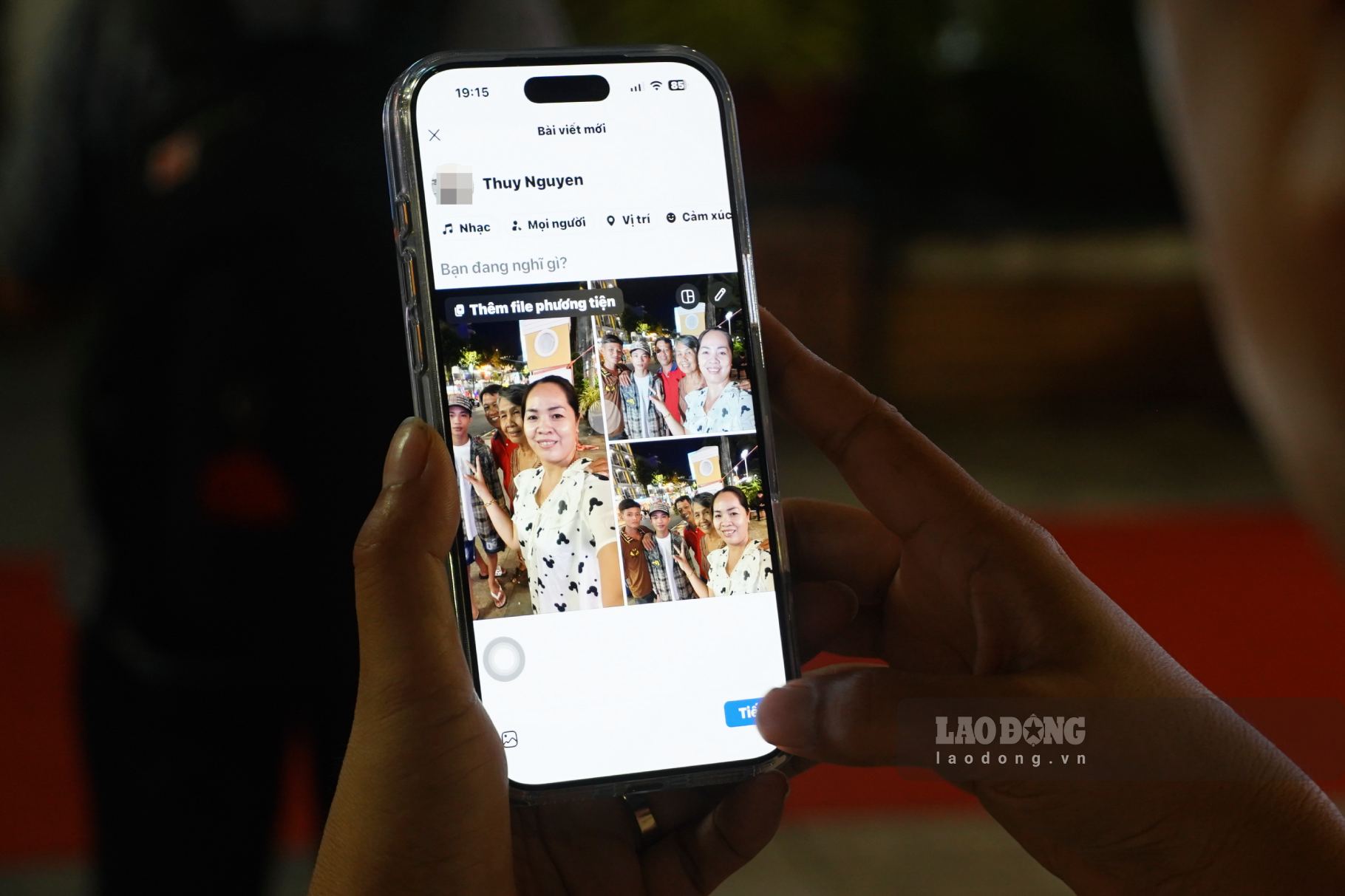 Chị Nguyễn Thanh Thúy sau khi đăng nhập Wi-fi miễn phí chị đã đăng ảnh đi chơi cùng gia đình lên nền tảng xã hội. Ảnh: Tạ Quang
