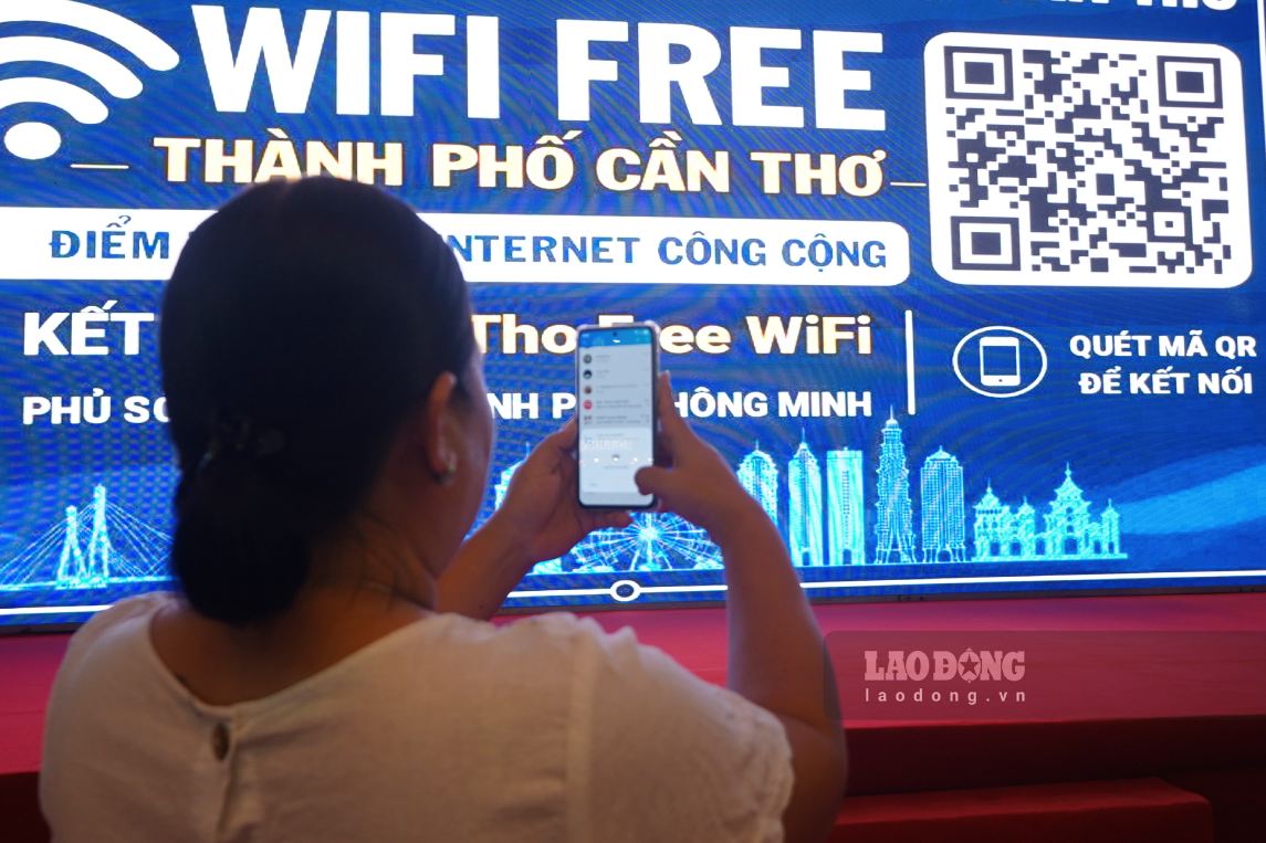 People use free Wi-Fi. Photo: Ta Quang