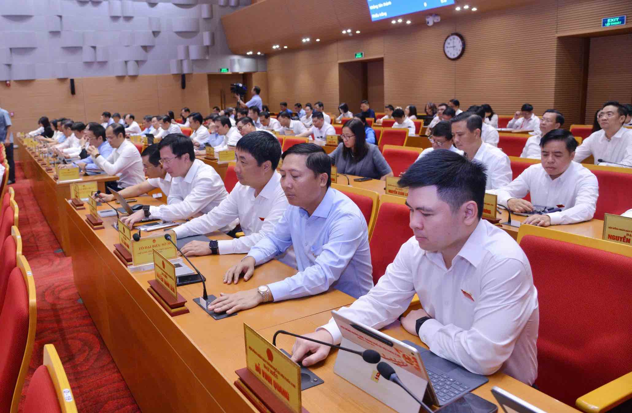 City People's Council delegates press the button to approve the Resolution on the establishment and reorganization of a number of specialized agencies under the Hanoi City People's Committee. Photo: Hanoi City People's Council