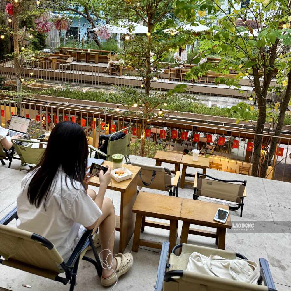 Interrupting sitting time with light exercise can effectively support blood sugar control. Photo: Tra My