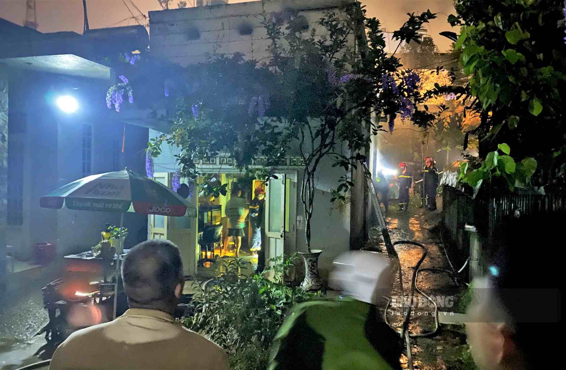 Functional forces promptly controlled the fire in the center of Bao Loc. Photo: Phuc Khanh
