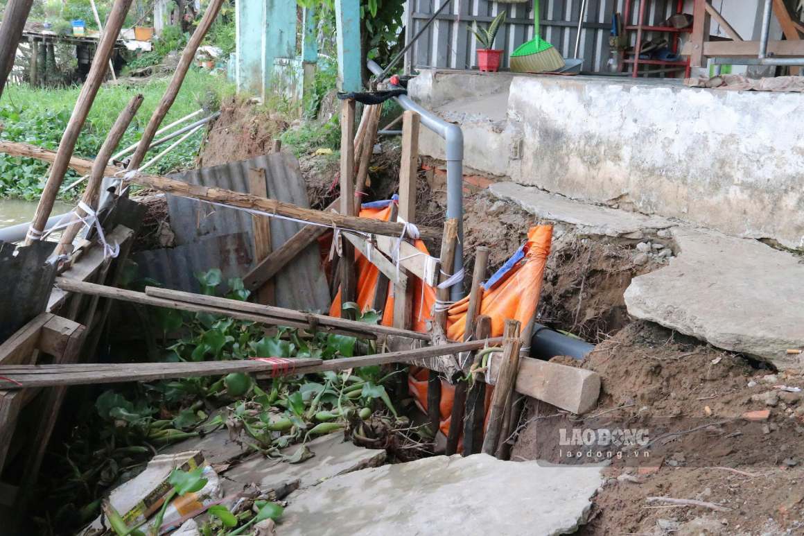 Landslide deepens to the front of people's houses. Photo: Ta Quang