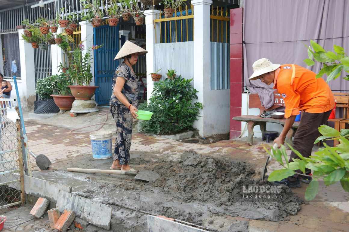 Nhiều gia đình phải tự bỏ tiền ra để gia cố bờ kè. Ảnh: Tạ Quang