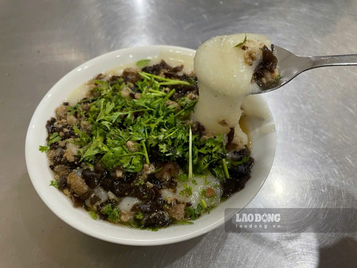 Bát bánh đúc nóng hổi, dẻo dai là lựa chọn hoàn hảo để thưởng thức vào tiết trời se lạnh của mùa thu. Ảnh: I La