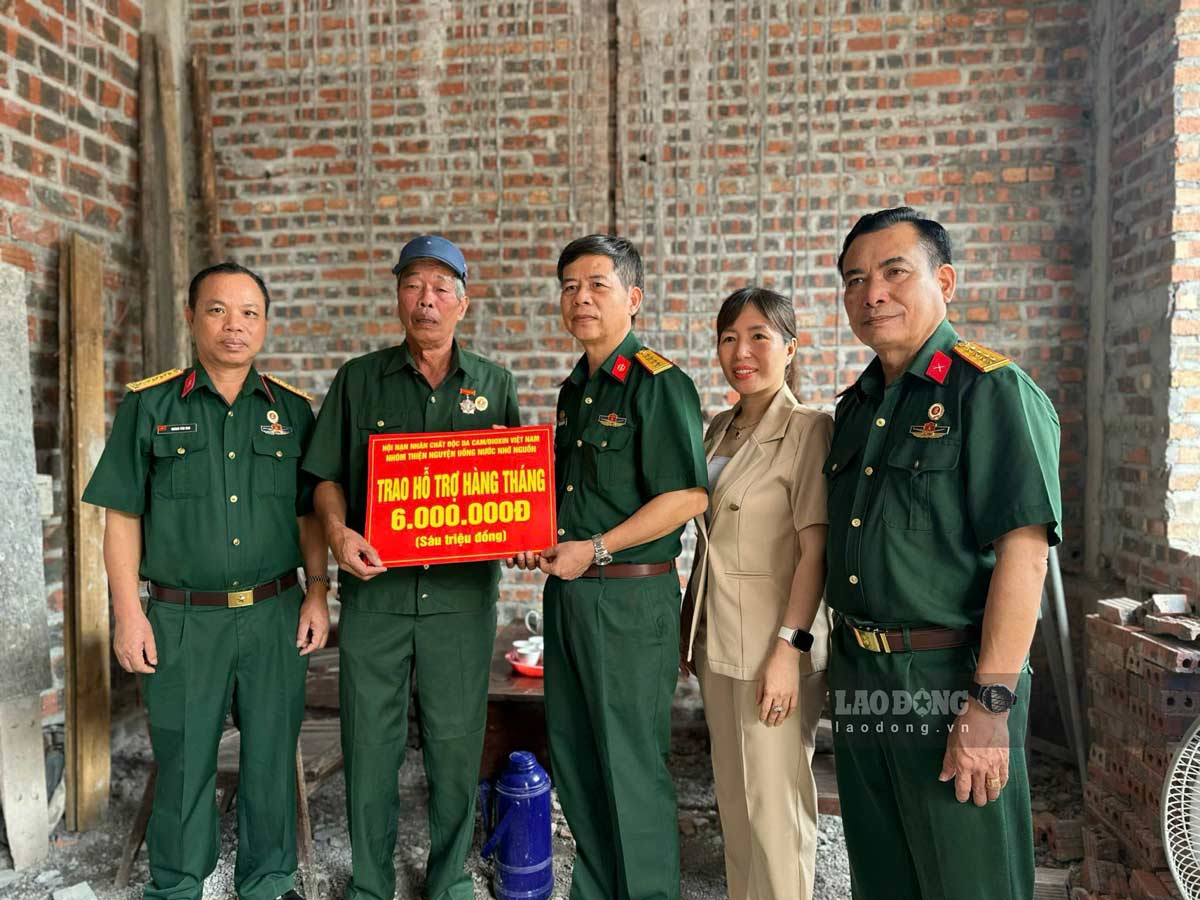 Quang Ninh Provincial Association of Agent Orange Victims presents financial support to Agent Orange victims. Photo: Doan Hung