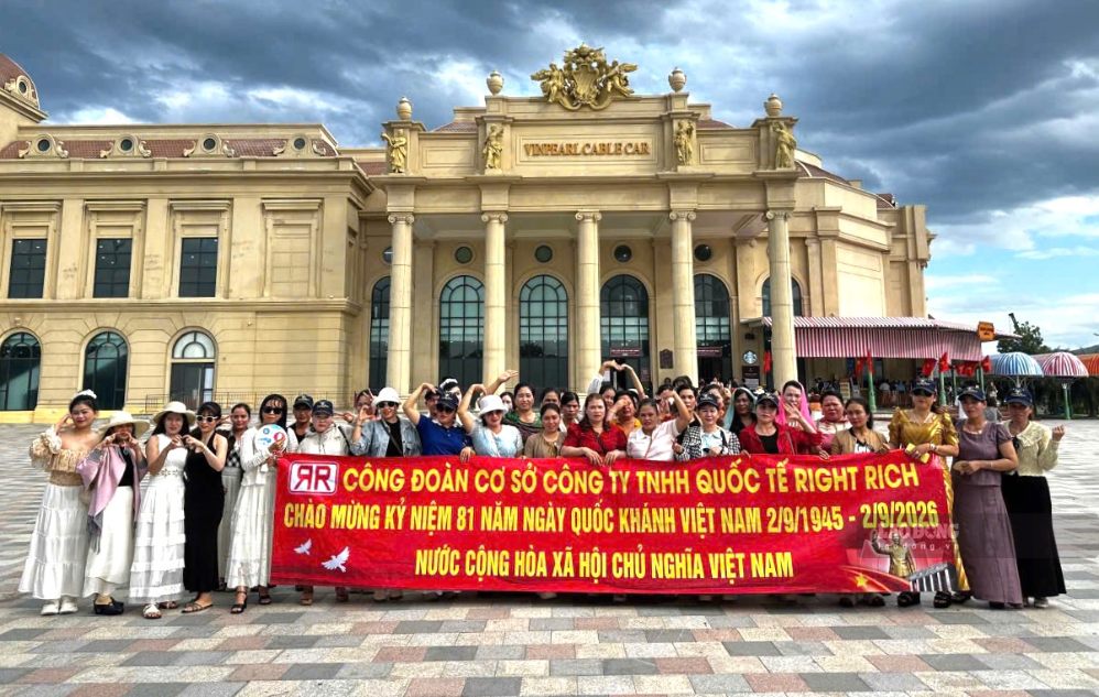 The grassroots trade union of Right Rich International Co., Ltd. organizes Nha Trang tourism for union members with outstanding labor achievements. Photo: Pham Duy