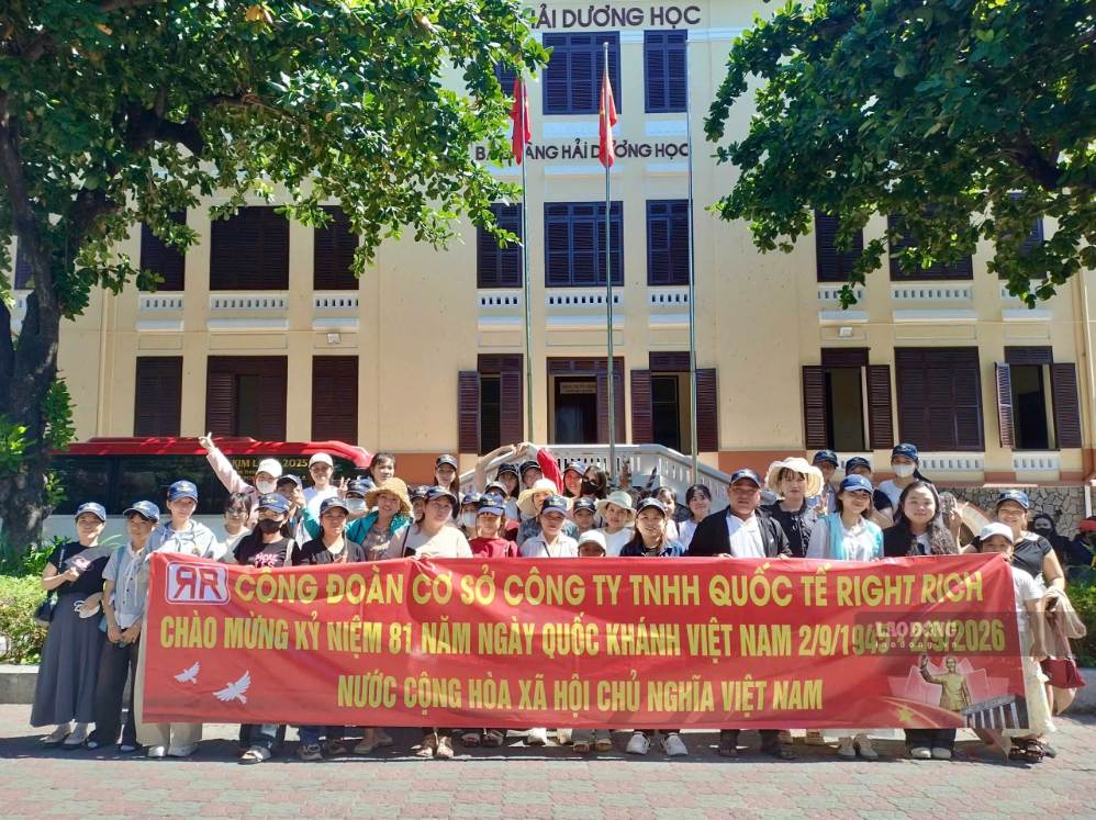 Các đoàn viên và người thân tham quan Viện Hải Dương học. Ảnh: Phạm Duy 